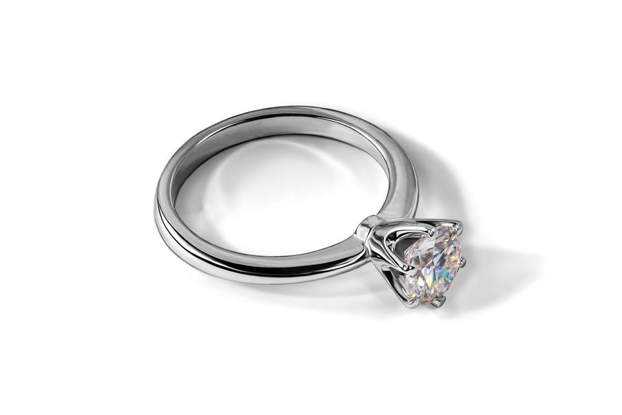 THE PRISMATIC STONE OF MOISSANITE RING